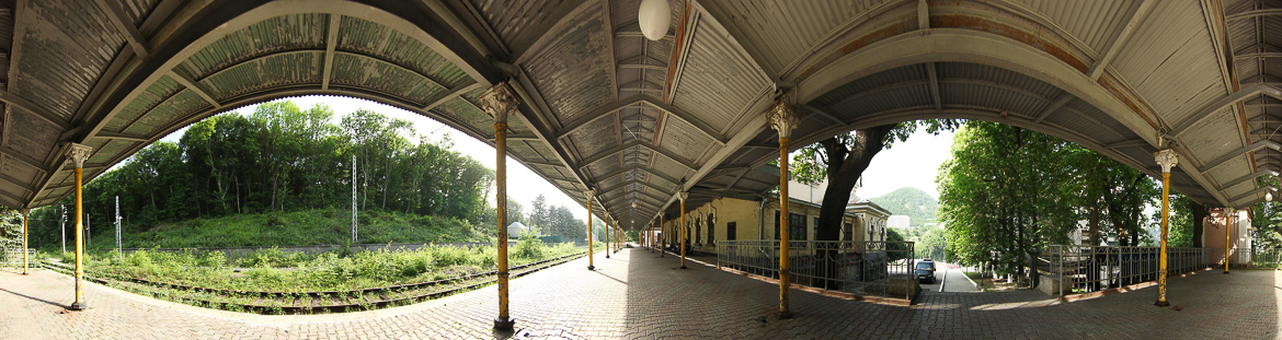 Панорама перрона железнодорожного вокзала